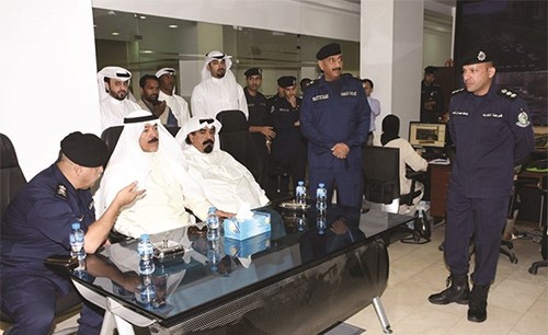  ﻿الشيخ محمد الخالد يستمع الى ايجاز من اللواء الشويع ﻿