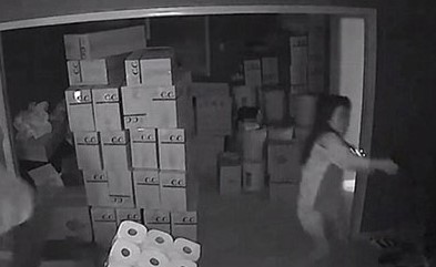 فيديو لا يصدق.. امرأة تواجه 3 لصوص مسلحين بكل شجاعة