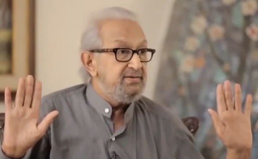 "الأيام القديمة الدافئة" .. صورة نادرة للراحل نور الشريف وعائلته
