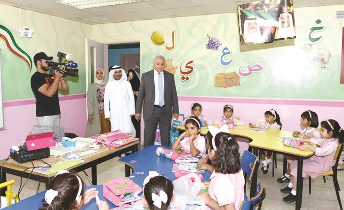 وزير التربية خلال جولته باحدى المدارس﻿