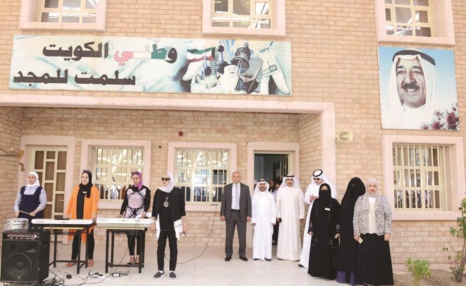 دبدر العيسى وعدد من المسؤولين في طابور الصباح﻿