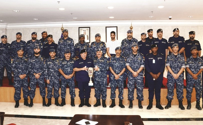 وكيل وزارة الداخلية الفريق سليمان فهد الفهد مع فريق الوزارة ﻿