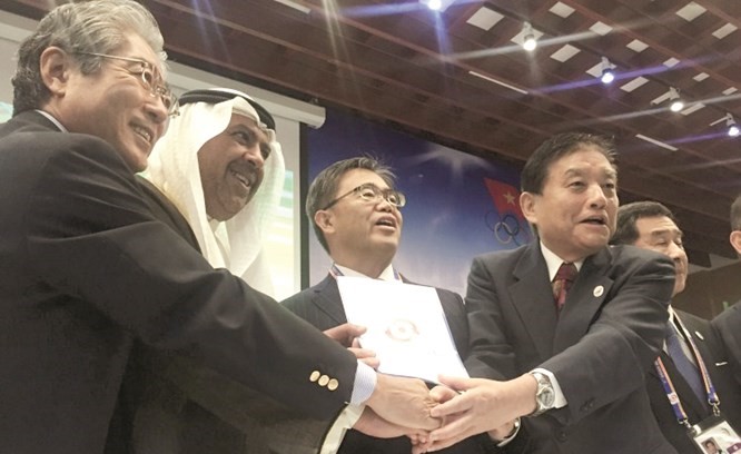 الشيخ احمد الفهد مع عمدة المدينتين اليابانيتين ﻿