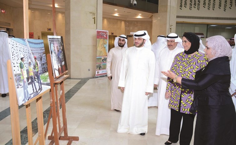 معواطف الغنيم خلال جولة بين المشاريع المشاركة في المعرض﻿