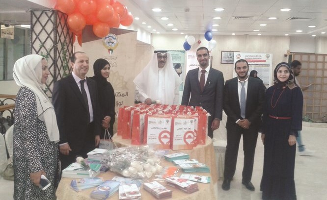 د . نادر العوضي ودحامد المسيليم وعدد من الصيادلة المشاركين في الاحتفال﻿