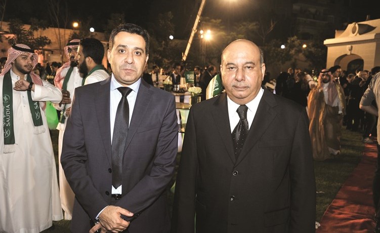 السفير محمد الذويخ والسفير احمد البكر يقدمان التهاني﻿