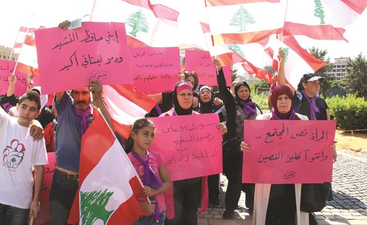 حملة جنسيتي كرامتي خلال وقفة احتجاجية في ساحة رياض الصلح احتجاجا من امهات لبنان المتزوجات من اجنبي على تصريح الوزير جبران باسيلمحمود الطويل﻿
