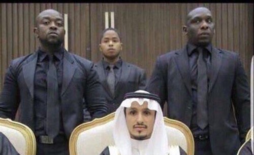 شاهد.. "بودي غاردات" لاعب "النصر السعودي" في حفل زفافه يثيرون استغراب المغردين