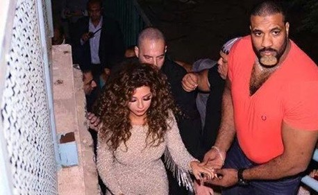 بالصور.. قصة العملاق الذي يراقب غرفة ميريام فارس