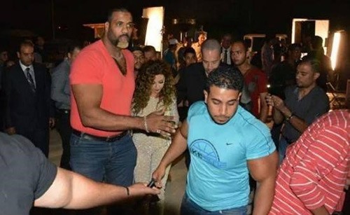 بالصور.. قصة العملاق الذي يراقب غرفة ميريام فارس