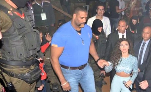 بالصور.. قصة العملاق الذي يراقب غرفة ميريام فارس