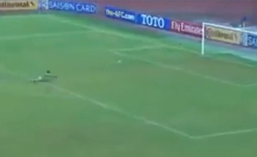 بالفيديو.. هفوة قاتلة تحول حارس مرمى لـ"أضحوكة"