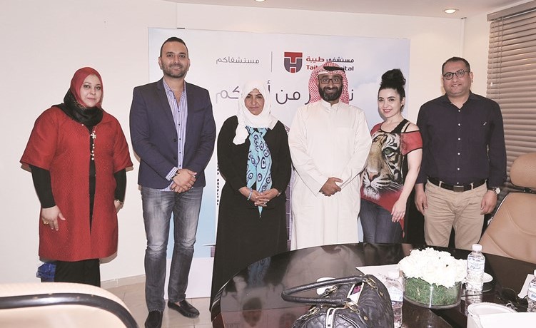 صورة جماعية للحضور مع راشد الفضالة				زين العابدين علام﻿