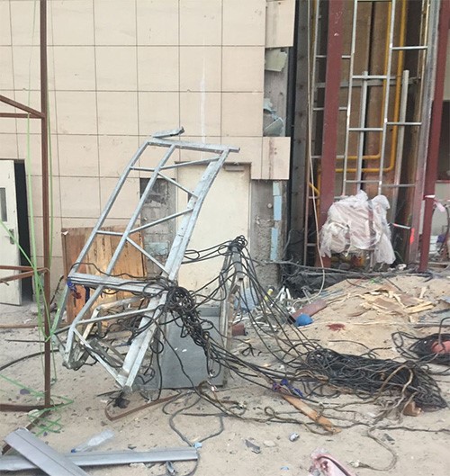 الإطفاء: مصرع عامل وإصابة آخر نجا من الموت بأعجوبة في إنهيار رافعة من الطابق ال 39