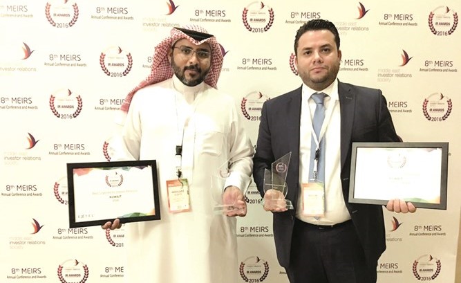 القطعي والحايك مع الدروع التكريمية﻿
