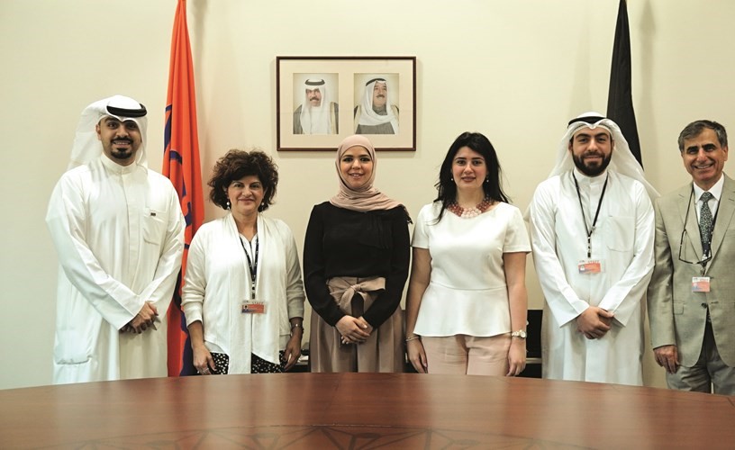 فريق العلاقات العامة في الوطني في صورة جماعية مع الادارة التنفيذية في الكلية الاسترالية﻿
