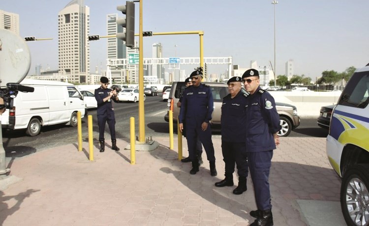 الفريق سليمان الفهد يتابع حركة السير ميدانيا ويبدو اللواء فهد الشويع ﻿