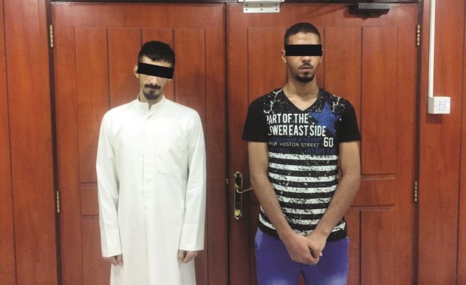 اللصان بعد القبض عليهما ﻿