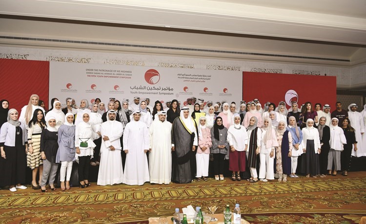 الشيخ سلمان الحمود وعلي الابراهيم مع عدد من المشاركين في مؤتمر تمكين	قاسم باشا﻿