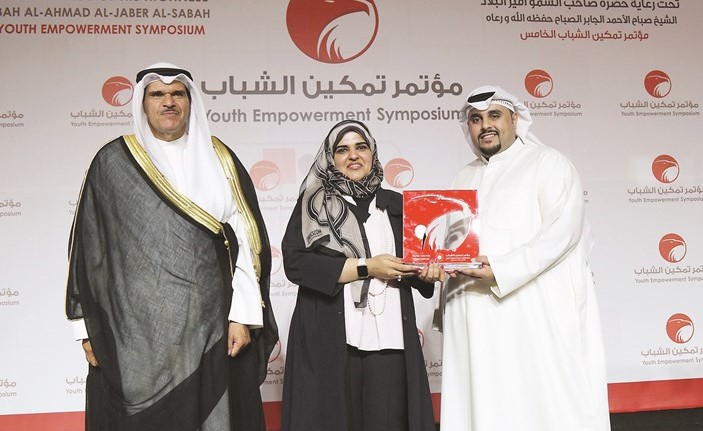 الشيخ سلمان الحمود وعلي الابراهيم يكرمان ايمان العوضي﻿