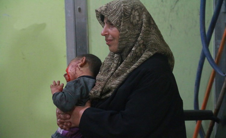 صورة تداولها ناشطون لام تنتظر علاج طفلها المصاب نتيجة القصف على حلب	انترنت﻿