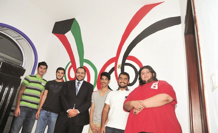 عدد من الطلاب مع اعضاء الاتحاد ﻿