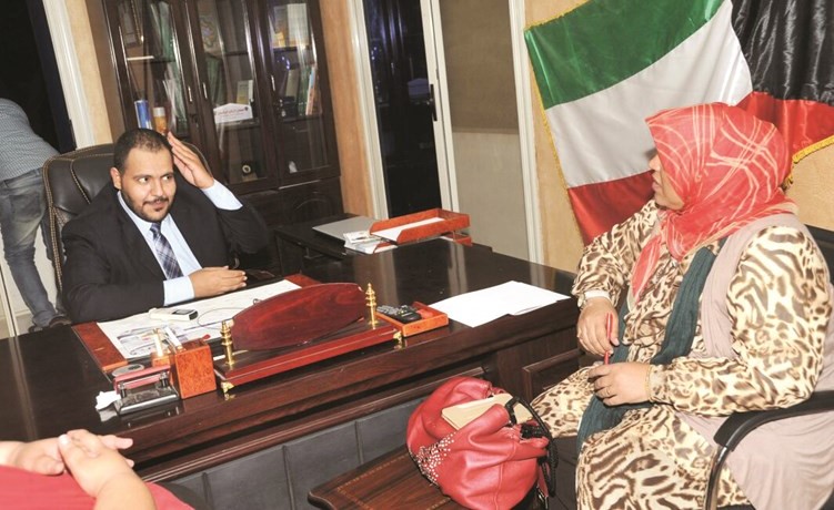 معباس العتيبي متحدثا الى الزميلة هناء السيد ناصر عبدالسيد ﻿
