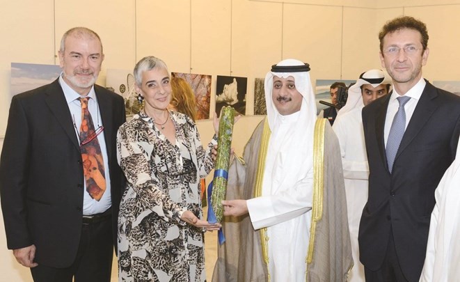 دبدر الدويش خلال معرض لفن التصوير الفوتوغرافي الايطالي﻿