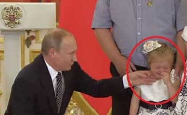 شاهدوا ماذا فعل بوتين عندما أجهشت هذه الطفلة بالبكاء أمامه؟
