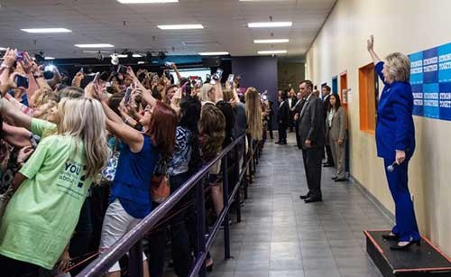 مؤيدو هيلاري كلينتون يديرون ظهورهم لها للحصول على أفضل صورة سيلفي