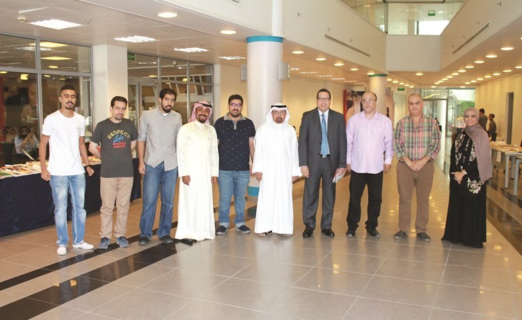 عدد من المشاركين في المعرض﻿
