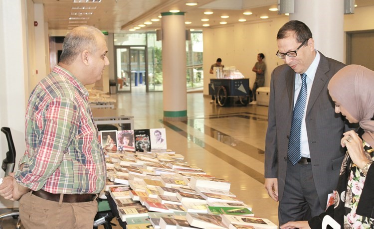 اقبال على الكتب﻿