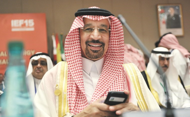 وزير النفط السعودي خالد الفالح خلال اجتماع الجزائر وابتسامة للكاميرا ﻿