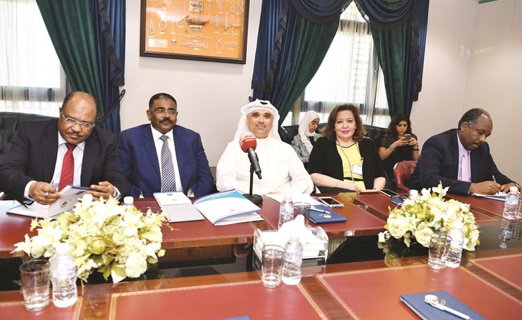 وزير التنمية السوداني الصادق المهدي والوفد المرافق له في الجهاز المركزي لتكنولوجيا المعلوماتقاسم باشا﻿