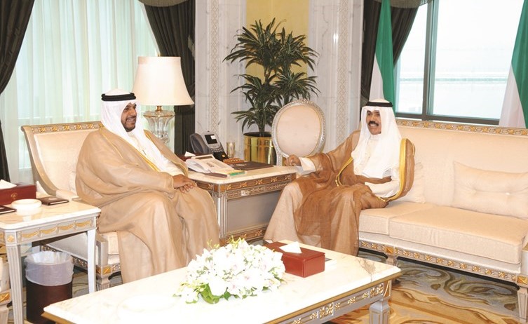 سمو نائب الامير وولي العهد الشيخ نواف الاحمد مستقبلا الشيخ احمد المنصور﻿