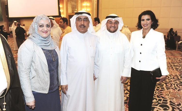الزميل عدنان الراشد مع فاطمة العازمي ومطارق العميري ودهند الشومر﻿