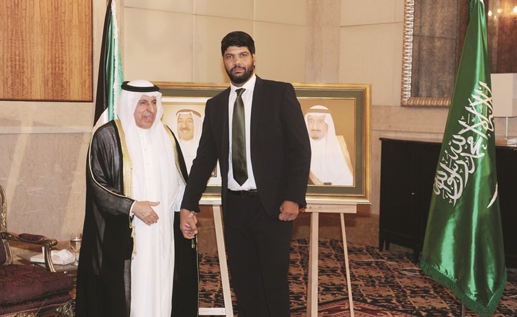  القائم بالاعمال بالسفارة المغربية المهدي الرامي مقدما التهاني﻿