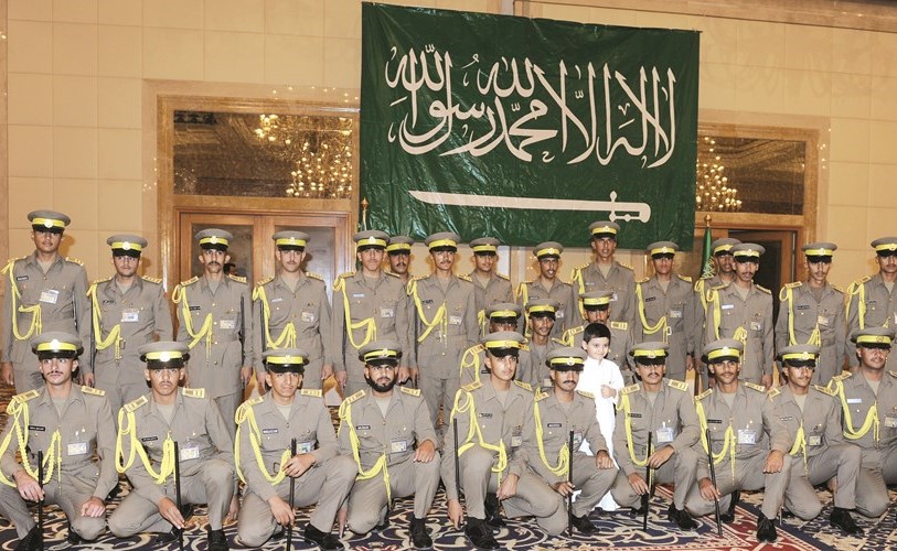 لقطة تذكارية لعدد من الطلبة العسكريين السعوديين خلال الاحتفال بالعيد الوطني للمملكة﻿