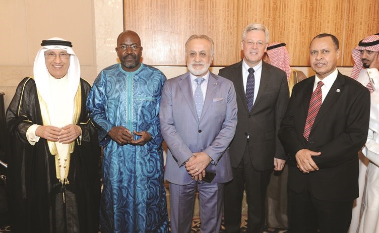 السفير عبدالعزيز الشارخ وسفير السنغال عبد الاحد امباكي والحاج حسان حوحو وسفير الصومال عبد القادر امين﻿