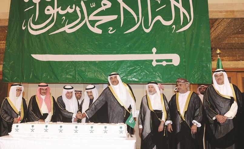 سمو الشيخ ناصر المحمد ورئيس الوزراء بالانابة الشيخ صباح الخالد والشيخ دابراهيم الدعيج والشيخ سلمان الحمود وسفيرا البحرين وعمان وفهد المعجل خلال قطع كعكة الاحتفال﻿