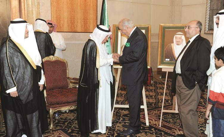 محمد السنعوسي ود عبدالله الشايجي يهنئان السفير الفايز﻿