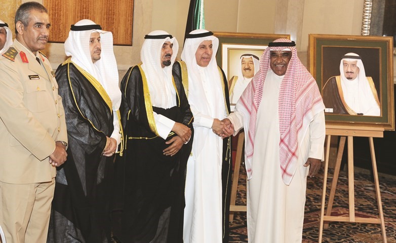 عبدالله الخلفان مهنئا﻿