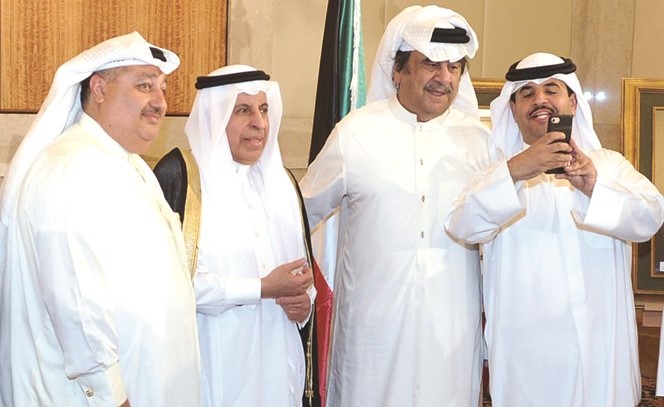 الشيخ دعيج الخليفة والفنان عبدالحسين عبدالرضا والسفير السعودي وعماد بو خمسين﻿