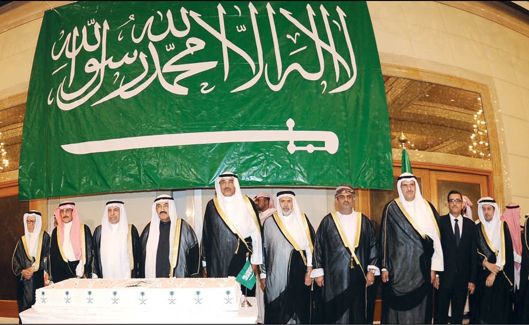 سمو الشيخ ناصر المحمد والشيخ صباح الخالد والشيخ د. ابراهيم الدعيج والشيخ سلمان الحمود مع السفير السعودي د. عبدالعزيز الفايز وعدد من الحضور خلال الاحتفال باليوم الوطني للمملكة	(هاني الشمري)