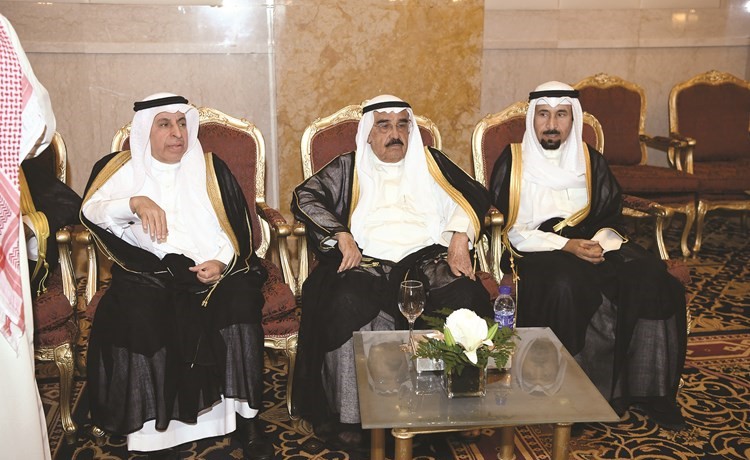 الشيخ فيصل السعود متوسطا الشيخ علي الجابر والسفير دعبدالعزيز الفايز﻿