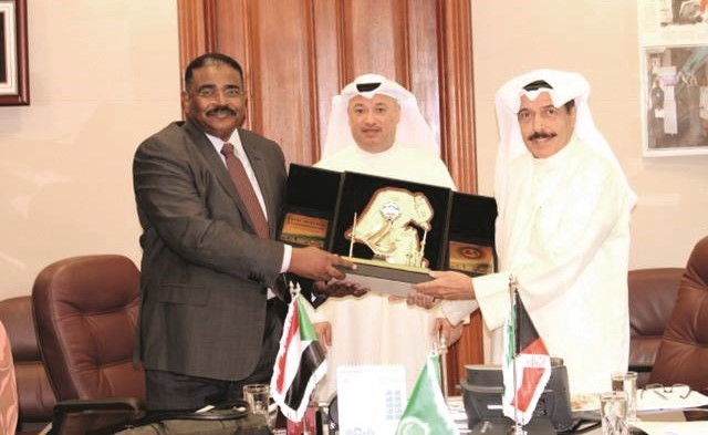 درع تكريمية لوزير التنمية البشرية بالسودان دالصادق الهادي﻿