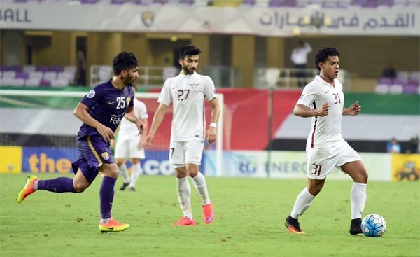 مهاجم الجيش رومارينيو يمر من لاعب العين عامر عبدالرحمن