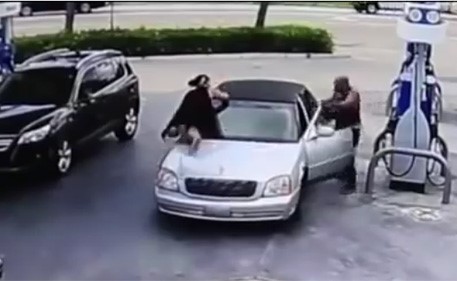بالفيديو.. امرأة تقفز على سيارة لص سرقها وتواجهه بحذائها!