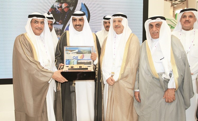 بخيت الرشيدي يتبادل درعا تكريمية مع الشيخ محمد بن خليفة ال خليفة بحضور احمد الجيماز وعدنان القلاف﻿