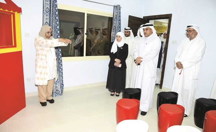 دمطر المطيري ودفاطمة الملا خلال جولة في مركز العلاج باللعب في دار الاطفال﻿